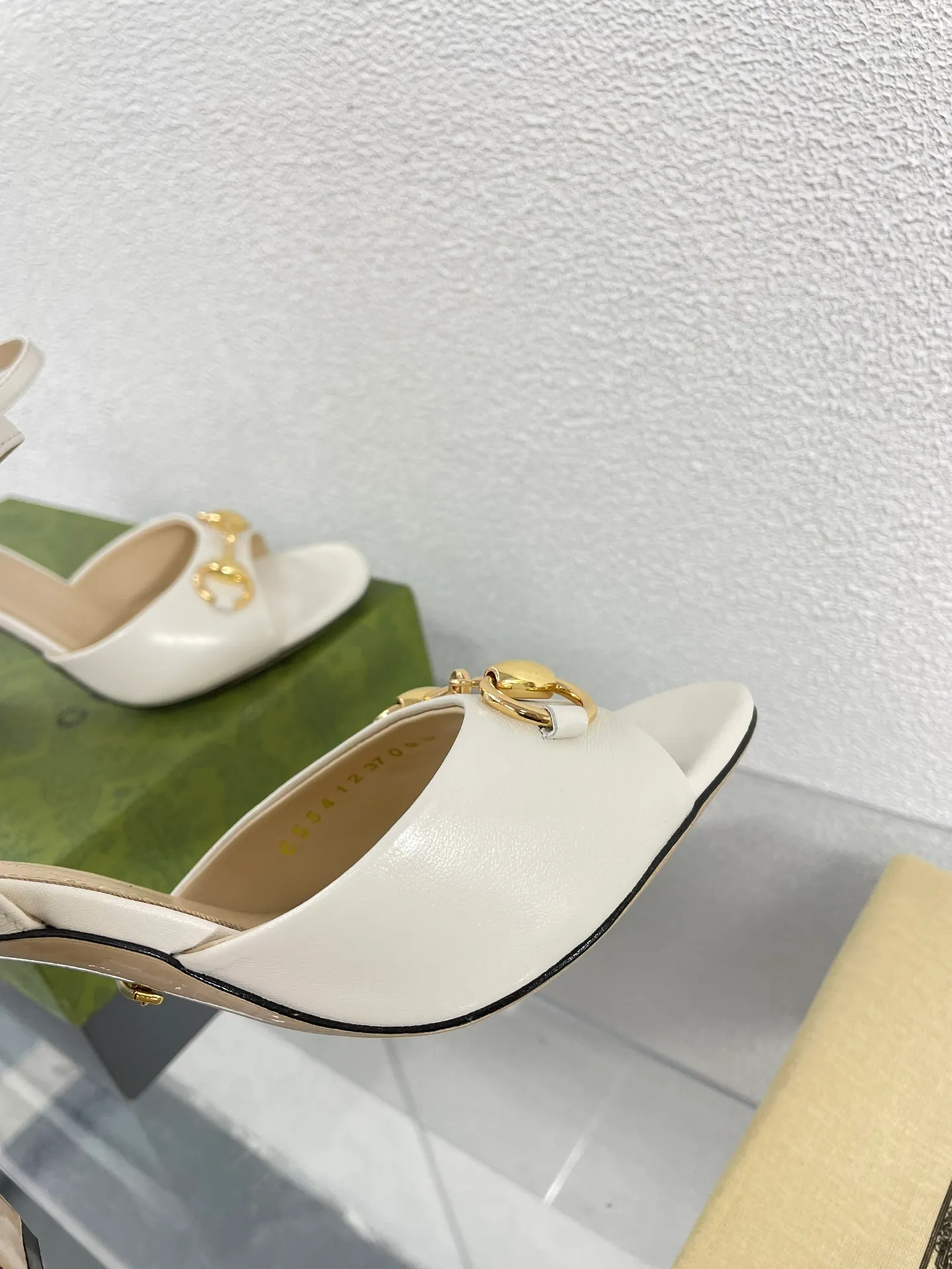👟👟Ex-factory price 520👟👟 Classic Gucci sandals 💰 Popular 🔥 single product brown, upper made of lambskin, classic logo💪 Exquisite double G diamond buckle hardware, Italian imported genuine leather outsole💯 Sheepskin lining, feet, classic hardware buckle, original custom code number: 35 36 37 38 39 40 41 42 (order 40 41 42) with original packaging